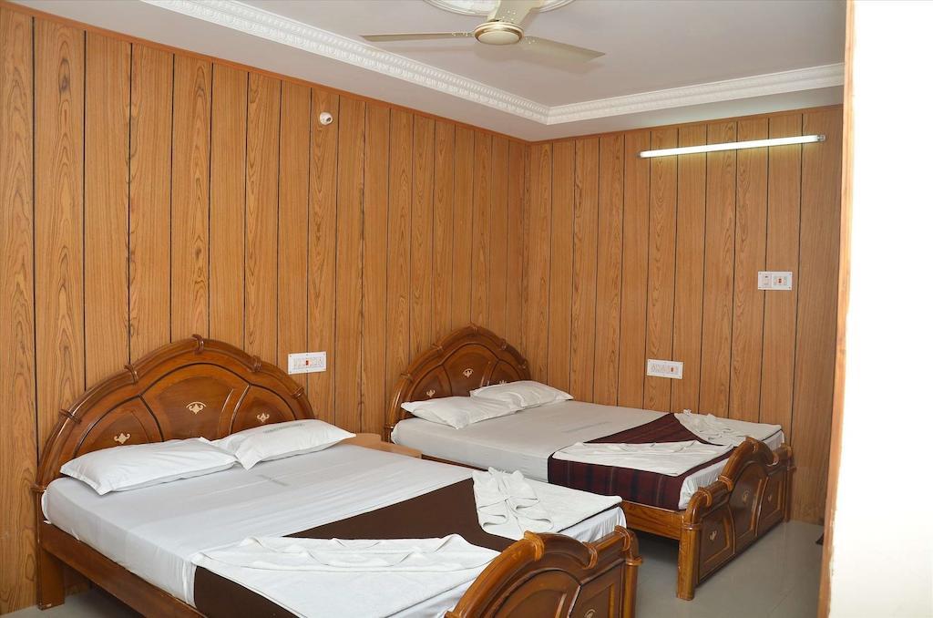 Saravanan Lodge Madras Buitenkant foto